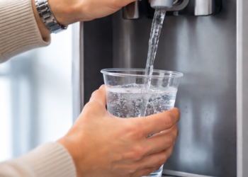 Estudo aponta alto risco de contaminação em bebedouros e acende alerta no Brasil