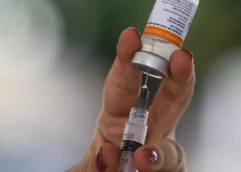 Há 5 anos, Brasil aplicava primeiras doses de vacina contra a covid-19