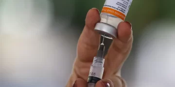 Há 5 anos, Brasil aplicava primeiras doses de vacina contra a covid-19