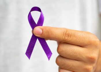 Fevereiro Roxo: Alzheimer, lúpus e fibromialgia e o desafio do cuidado ao longo do tempo