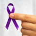 Fevereiro Roxo: Alzheimer, lúpus e fibromialgia e o desafio do cuidado ao longo do tempo