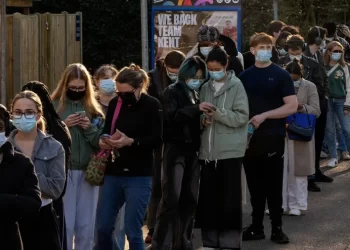 Surto de meningite no Reino Unido. Já há 27 casos e dois mortos