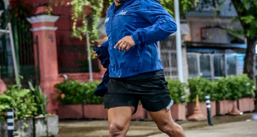 Acessórios, dores e adaptação: saiba como correr com segurança em Salvador