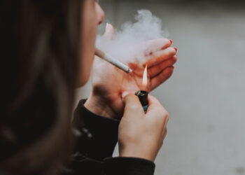 Dia Mundial sem Tabaco:Fumar aumenta em até 15 vezes o risco de AVC em pessoas com enxaqueca