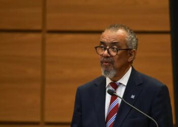 OMS descarta risco de pandemia de ebola e diz que ameaça global permanece baixa