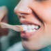 Tem dentes amarelados? Conheça hábitos que contribuem para o escurecimento do sorriso