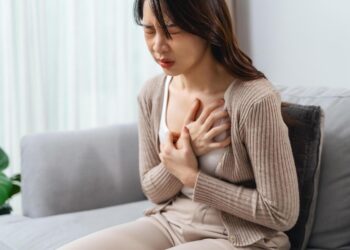 Seu coração dispara enquanto você está parado no sofá? Entenda o que o corpo está tentando avisar