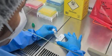 Anvisa atualiza regras sobre controle de qualidade em laboratórios