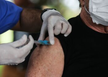 Rio disponibiliza vacinação contra nova cepa da covid-19 para idosos