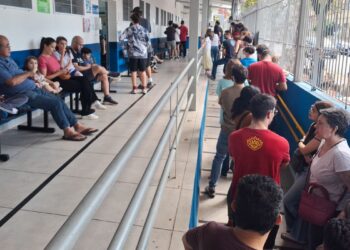 Paulistanos enfrentam filas para tomar vacina contra sarampo