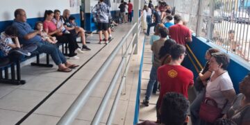 Paulistanos enfrentam filas para tomar vacina contra sarampo
