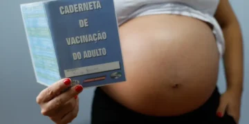 Resistência às vacinas contra gripe e covid coloca gestantes em risco