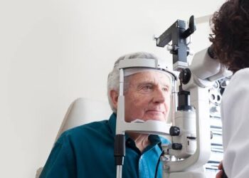 Cirurgia da catarata reduz 30% dos casos de demência e devolve autonomia ao idoso