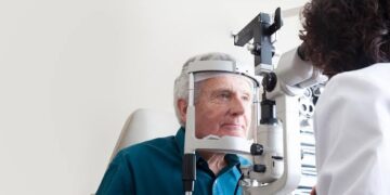 Cirurgia da catarata reduz 30% dos casos de demência e devolve autonomia ao idoso