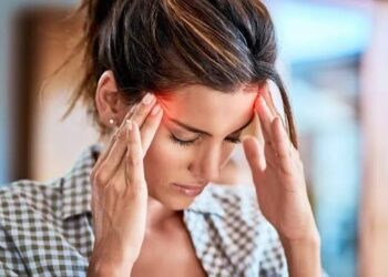 Dor de cabeça e vômitos persistentes em crianças e adolescentes podem ser sinais de tumor do sistema nervoso central