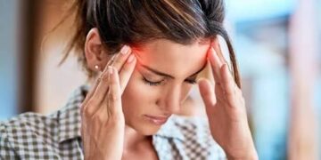 Dor de cabeça e vômitos persistentes em crianças e adolescentes podem ser sinais de tumor do sistema nervoso central