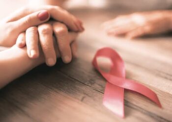 Outubro Rosa reforça o direito da paciente à informação e à escolha no tratamento.