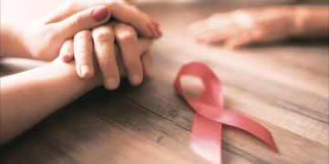 Outubro Rosa reforça o direito da paciente à informação e à escolha no tratamento.
