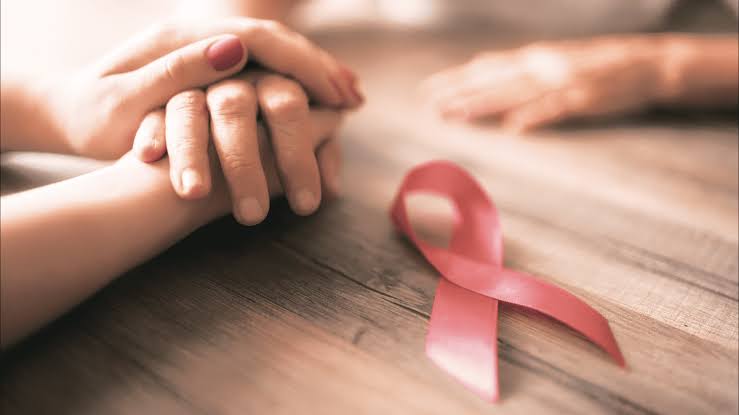 Outubro Rosa reforça o direito da paciente à informação e à escolha no tratamento.
