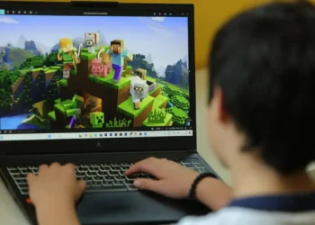 Olho seco: uso excessivo de telas entre crianças reduz ato de piscar