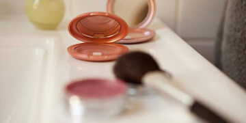 Você guarda maquiagem no banheiro? Médica explica por que o hábito pode estragar os produtos antes da validade