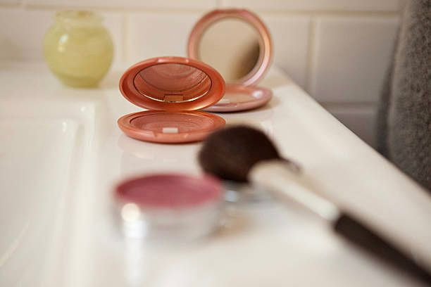Você guarda maquiagem no banheiro? Médica explica por que o hábito pode estragar os produtos antes da validade