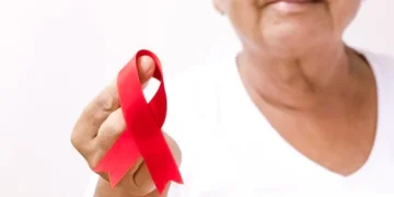 Envelhecimento das pessoas vivendo com HIV reforça importância do cuidado individualizado
