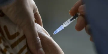 Fiocruz oferece vacinas para crianças e adultos neste sábado