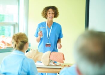 Ministério da Saúde homenageia professores de cursos de saúde e celebra mais de 51 mil médicos residentes com aperfeiçoamento contínuo