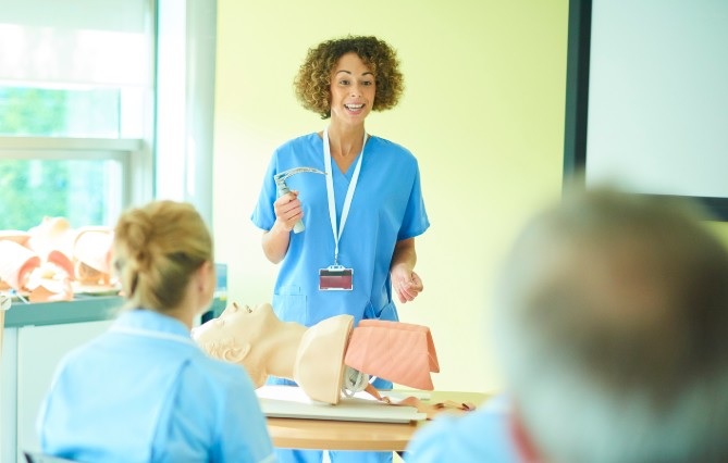 Ministério da Saúde homenageia professores de cursos de saúde e celebra mais de 51 mil médicos residentes com aperfeiçoamento contínuo