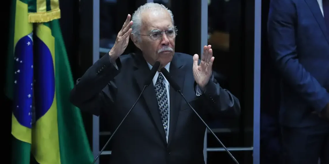 José Sarney é internado em UTI após procedimento abdominal