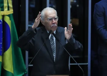 José Sarney é internado em UTI após procedimento abdominal