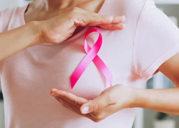 Outubro Rosa alerta para diagnóstico precoce diante de 4,4 mil novos casos de câncer de mama previstos na Bahia